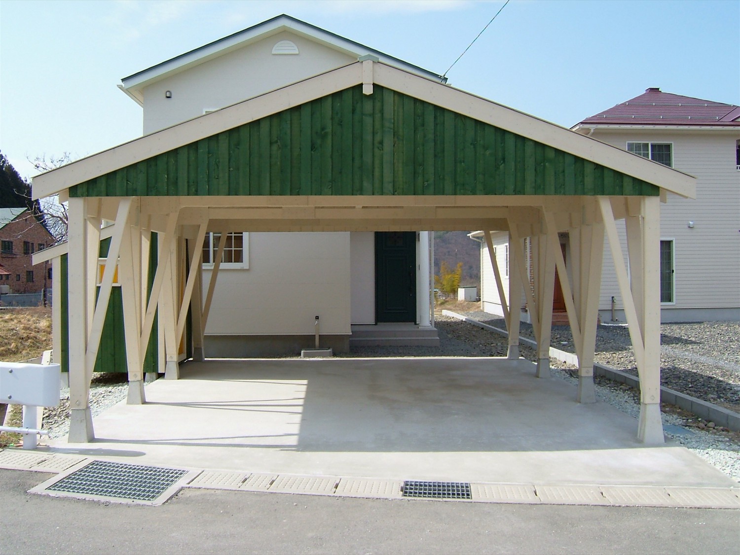 物置一体のオリジナルカーポート 福井建設 自由設計の輸入住宅 山形市工務店
